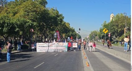 Integrantes del CNTE marchan por aumento salarial