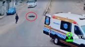 Captan en video cuando se abre puerta de ambulancia y cae paciente a la calle; indagan negligencia