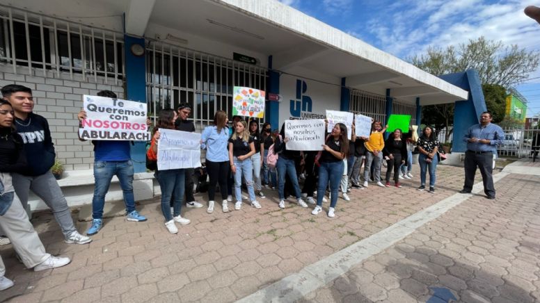 Manifestación en UPN León: Alumnos protestan ante salida del maestro Alejandro Abularach