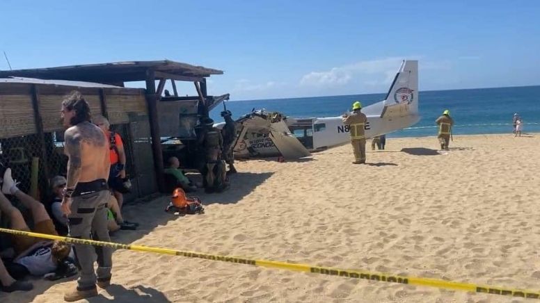 Tragedia en Puerto Escondido: Se cae avioneta llena de paracaidistas en la playa; reportan 1 muerto