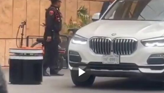 VIDEO: Le pide que mueva su camioneta y 'se rifa tiro' con escolta