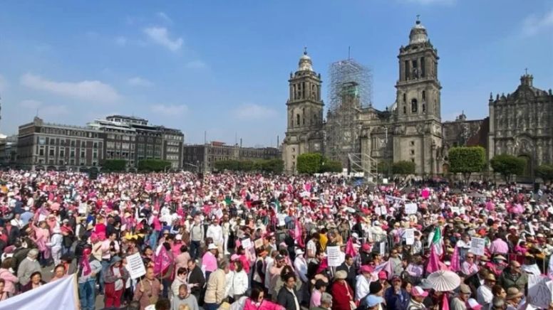 Miles marchan por la democracia y llegan al Zócalo; Xóchitl no va para evitar malentendidos