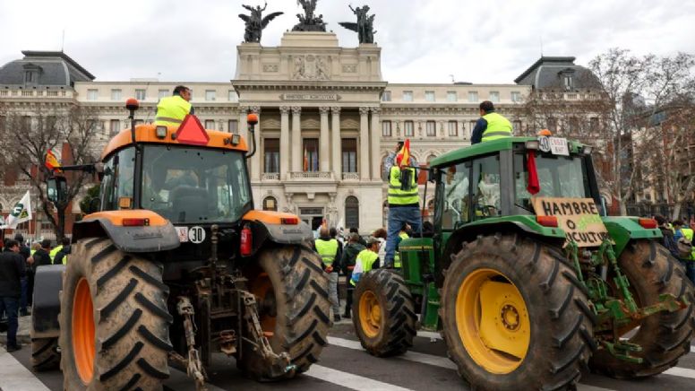 Miles de agricultores protestan con tractores en Madrid; exigen reducción en costos de producción