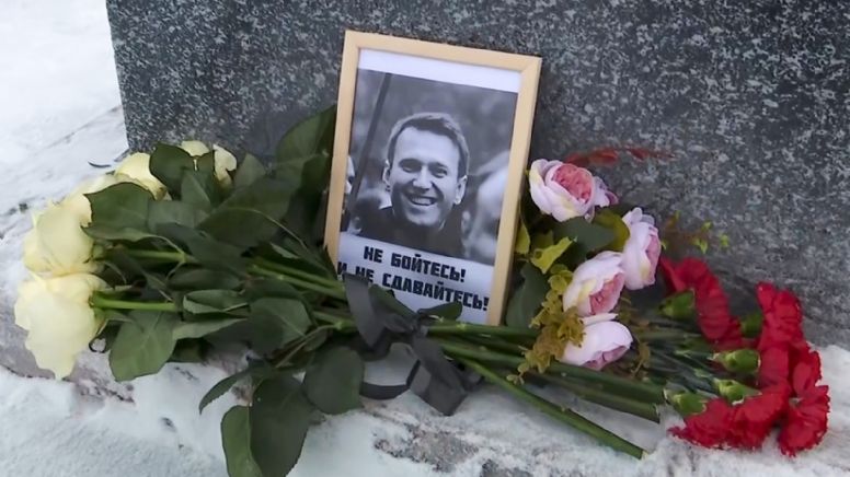 Madre de Navalny presenta demanda para exigir entrega del cadáver de su hijo