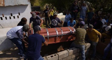 Familias se despiden de los 16 mineros que murieron en colapso de mina de oro en Venezuela