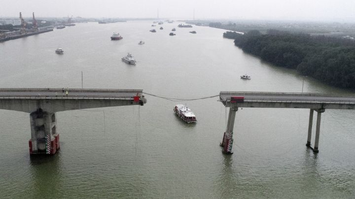 Choca barco portacontenedores contra puente en China; mueren 5 tras derrumbe parcial
