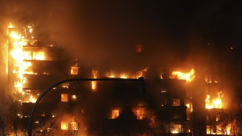 Se incendian dos edificios residenciales en Valencia; hay 13 heridos, seis son bomberos