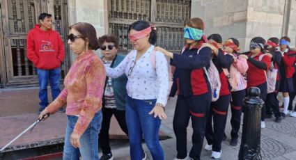 Ponen a ciudadanos en los zapatos de personas con ceguera, en calles de Salamanca