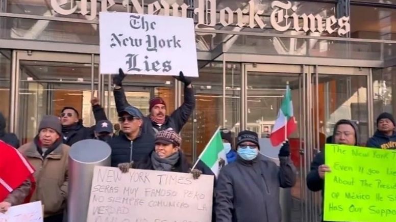 Llegan morenistas a las oficinas del NYT para protestar a favor de López Obrador