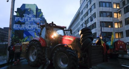 Agricultores enojados chocan con la policía junto a la sede de la UE en nueva demostración de fuerza
