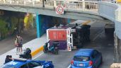 León: Vuelca camioneta en Malecón del Río; motociclistas derrapan al intentar esquivarla