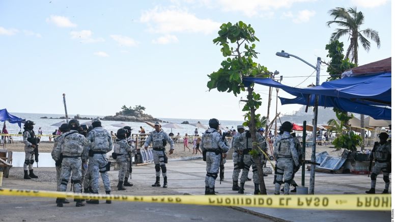 Sol, arena y... ¿sangre? Asesinan de varios balazos a otro hombre en la Playa Papagayo, Acapulco