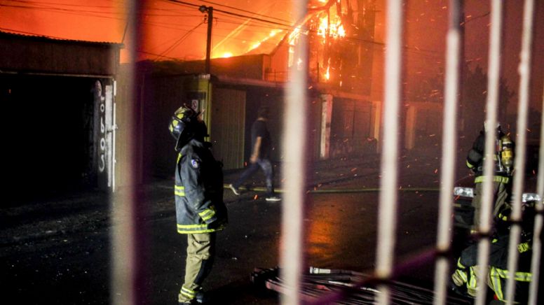 'Tengo que sacar mis gatos': Chilenos viven infierno por ola de incendios; van 56 muertos