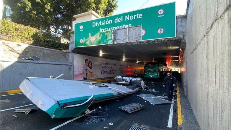 Casi se decapitan: Autobús de turistas de doble piso, se destruye en viaducto; hay varios heridos