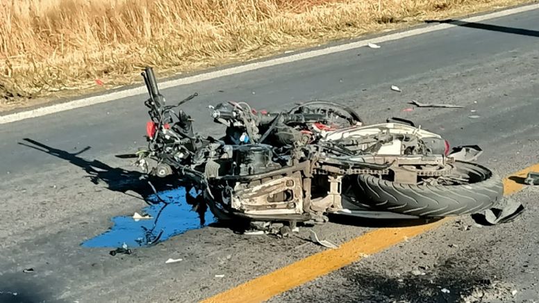 Motociclista se impacta contra tráiler en la carretera Acámbaro-Tarimoro; está grave