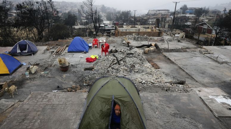 Aumenta a 131 la cifra de víctimas de los incendios en Chile