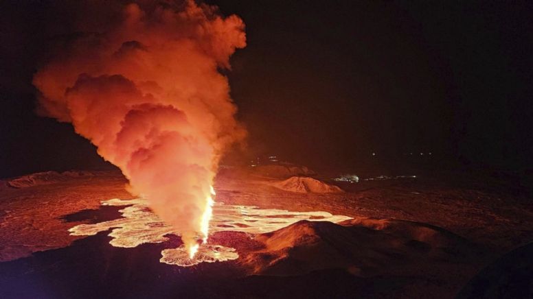 Entra en erupción volcán en Islandia por tercera vez desde diciembre; causa daños en balneario