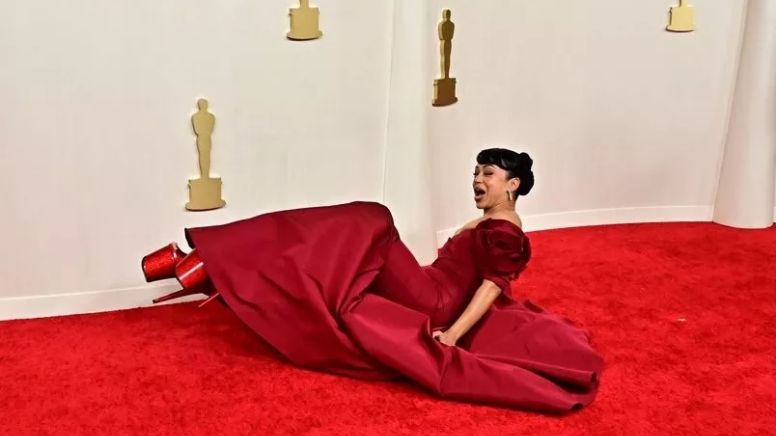 VIDEO de caída de actriz en los premios Óscar 2024 se vuelve viral