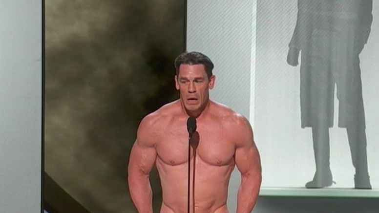 VIDEO John Cena se desnuda y se roba las miradas en los premios Óscar 2024