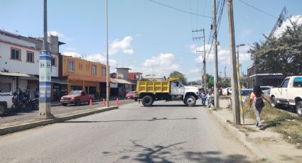 Bloquean camioneros carretera en Huejutla; exigen participar en obra pública