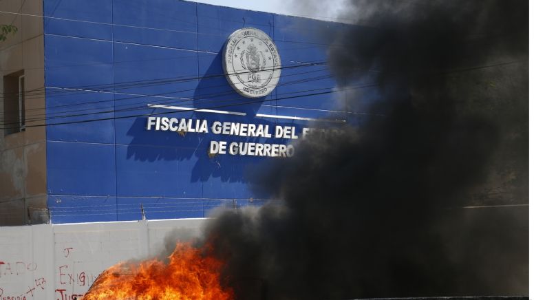 Arrinconan a la gobernadora de Guerrero Evelyn Salgado; normalistas atacan fiscalía y queman patrullas