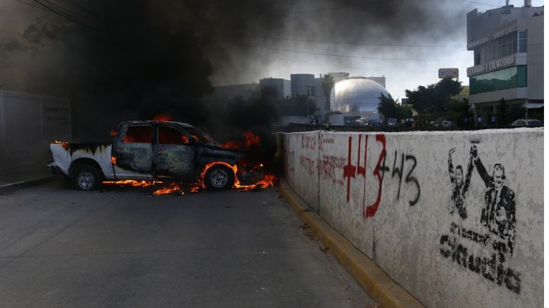 Arrinconan a la gobernadora de Guerrero Evelyn Salgado; normalistas atacan fiscalía y queman patrullas