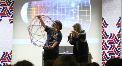 Con humor y dinamismo astrónoma repasa la historia de la física en La Salle Bajío