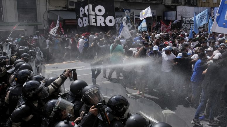 Argentinos bloquean calles y chocan con policía en reclamo de ayuda para comedores