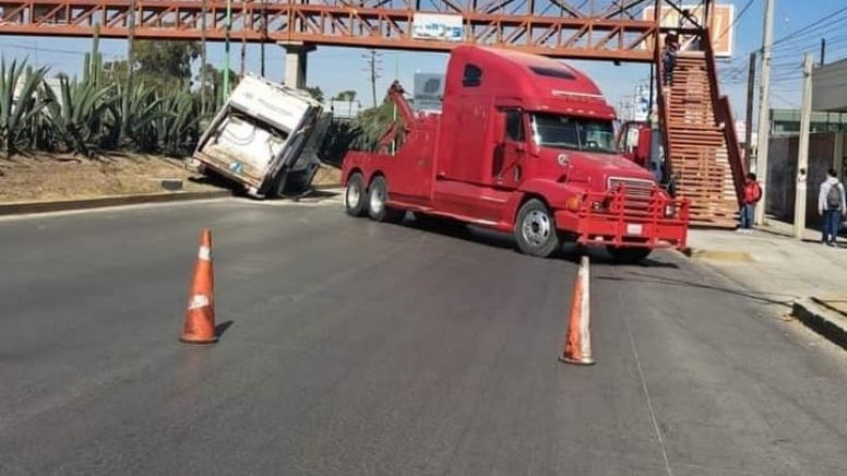 Camión de basura queda varado en camellón de Supervía Colosio