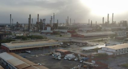 Fallan refinerías de Pemex en retener azufre y sus emisiones envenenan el ambiente