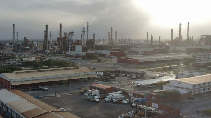 Fallan refinerías de Pemex en retener azufre y sus emisiones envenenan el ambiente