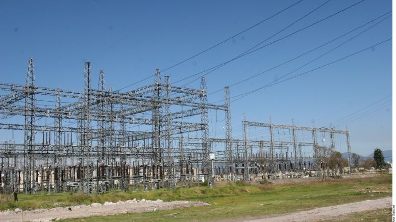 Jueza ordena a AMLO y Sener dejar de aplicar reforma eléctrica de 2021