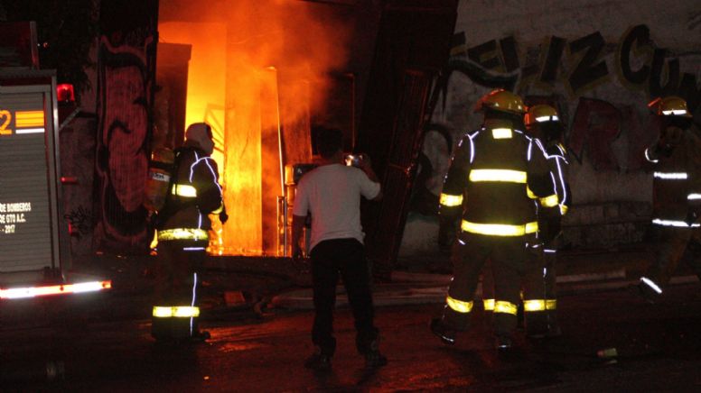 Incendio consume fábrica de pegamentos en colonia San Marcos, en León