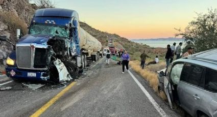Choque entre camión de carga y autobús deja 46 lesionados y una mujer muerta