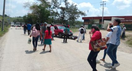 Bloquean para exigir atención médica de estudiante tras accidente en Orizatlán