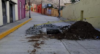 Cambian tuberías en calle pavimentada del barrio El Arbolito