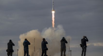 Nave espacial rusa con tres astronautas llega a Estación Espacial Internacional