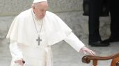 Reaparece el Papa Francisco caminando y con bastón tras últimas dificultades de salud