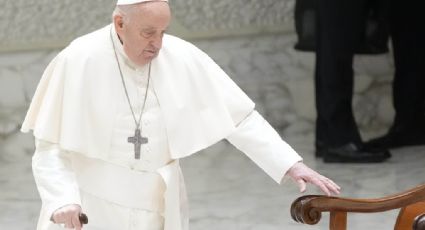 Reaparece el Papa Francisco caminando y con bastón tras últimas dificultades de salud