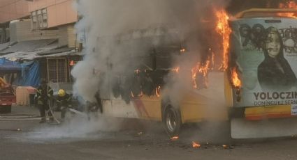 Violencia en México: Comando intercepta camión urbano, baja a pasajeros y le prenden fuego al autobús en Acapulco