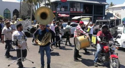 VIDEO: ¡A puro tamborazo! Así fue la pelea entre músicos y policías en Mazatlán