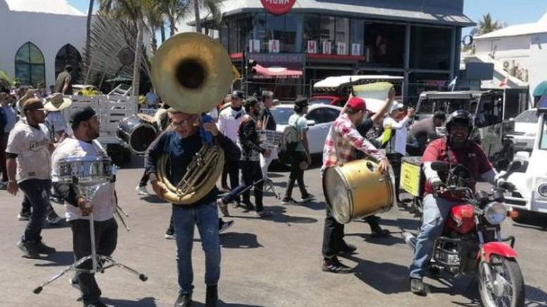 VIDEO: ¡A puro tamborazo! Así fue la pelea entre músicos y policías en Mazatlán