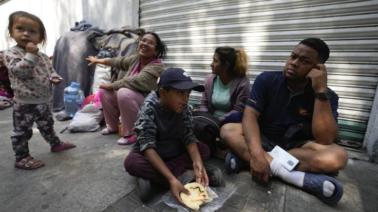 La travesía venezolana, migrantes abandonan su país y esperan en México, pero los devuelven