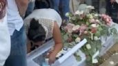 'Ayúdame a no volverme loca', dice mamá de Camila en su funeral