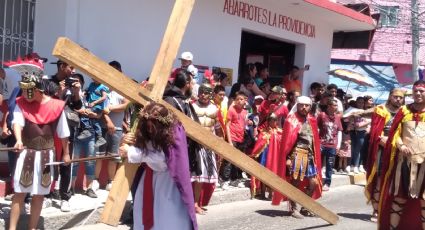 Se unen cientos con devoción a tradicional viacrucis del Barrio del Zapote en Celaya