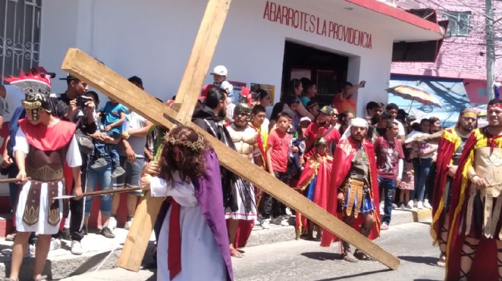 Se unen cientos con devoción a tradicional viacrucis del Barrio del Zapote en Celaya