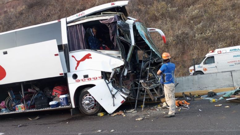 Salen de San Pancho a Guayabitos y sufren accidente: Autobús queda destrozado y todos están en la playa