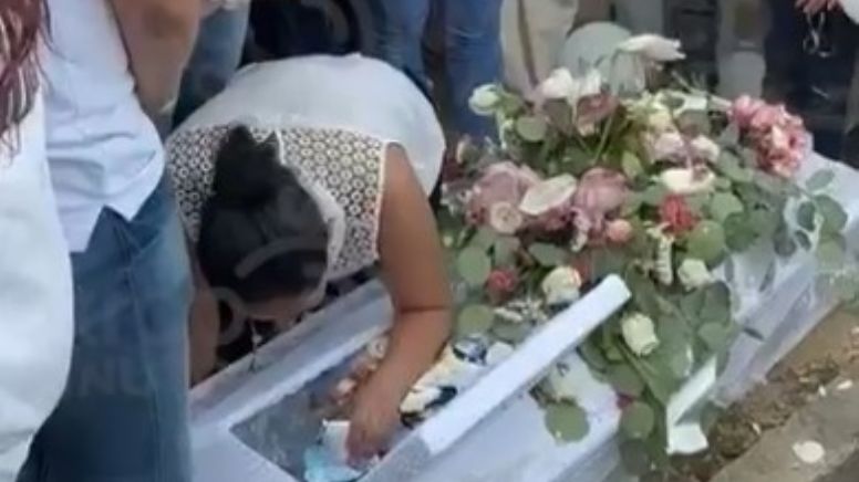 'Ayúdame a no volverme loca', dice mamá de Camila en su funeral