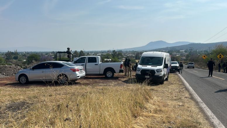 Abandonan dos cuerpos envueltos en lonas a un costado de la carretera de Santiago Maravatío, Guanajuato