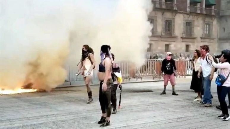 Dispersan con extintores protesta de comunidad transgénero en la Ciudad de México